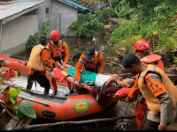 Personil Satbrimob Polda Kalbar Terjun Lanngsung Mengevakuasi warga terdampak korban Banjir