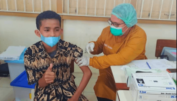 BINDA Kalbar Gandeng SMAN 1 dan PC PGRI Sungai Pinyuh Laksanakan Vaksinasi Massal Bagi Pelajar
