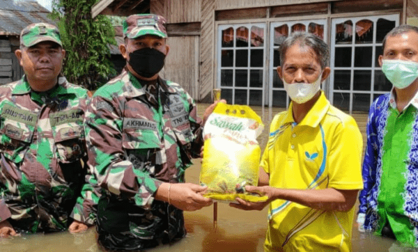 Dandim Sampit dan Forkopimda Tinjau dan Serahkan Bantuan untuk Korban Banjir
