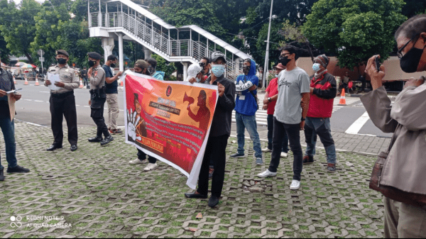 Aliansi Masyarakat anti KKN demo dukung KPK tangkap Bupati Gorontalo