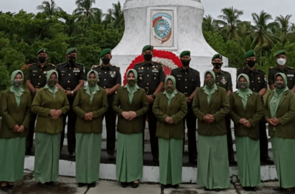 Peringati Hari Juang TNI-AD, Anggota Koramil Toho Hadiri Ziarah di TMP Putra Bangsa Mempawah