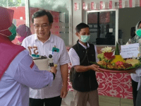 Sekertaris Dinas Kesehatan Melawi, dr Sien di Buat Kaget Oleh Para Staf di Kantornya