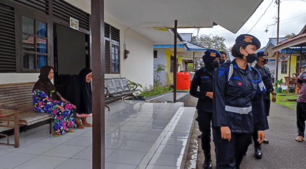 Jum’at Berkah Satbrimob Polda Kalimantan Barat membagikan Sembako