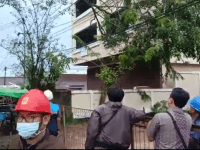 Gerak Cepat Personil Ditsamapta Polda Kalbar Evakuasi Pohon Tumbang di Jalan Imam Bonjol