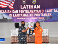 KOMANDAN LANTAAL XII LAKSAMANA PERTAMA TNI SUHARTO PIMPIN PAPARAN LATIHAN PENCARIAN DAN PENYELAMATAN DI LAUT KOARMADA I TA. 2022