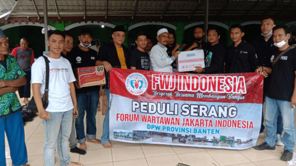 FWJ Indonesia DPW Banten Gerak Cepat Salurkan Bantuan Korban Banjir Serang
