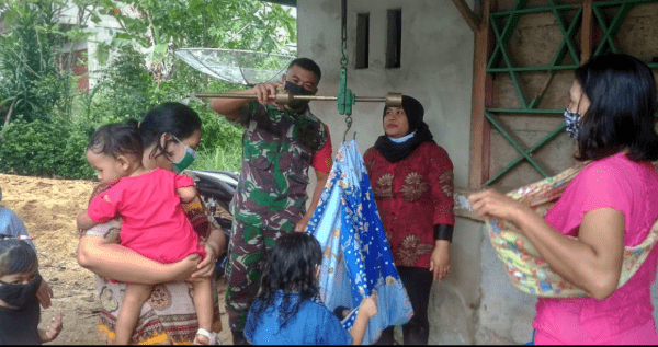 Anggota Koramil 07 Mempawah Hulu Selalu Aktif Dampingi Kegiatan Posyandu Di Wilayah Binaan