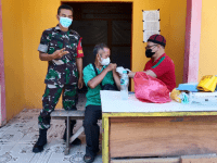 Babinsa Koramil Menyuke Dampingi Pemberian Vaksin Di Desa