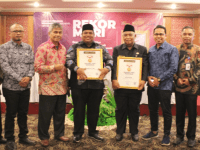 Suhatri Bur Bupati Padangpariaman Raih Penghargaan Sahabat Pers Indonesia dari SMSI