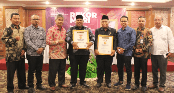 Suhatri Bur Bupati Padangpariaman Raih Penghargaan Sahabat Pers Indonesia dari SMSI