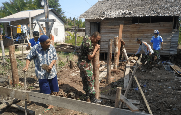 Anggota Koramil Sungai Kunyit Sempatkan Bantu Perbaiki Rumah Warga