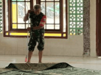 Sambut Ramadhan, Anggota Koramil Toho Ajak Warga Bersihkan Masjid