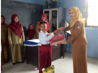Keluarga Besar SDN,15 Sungai Raya Berbagi Paket Ramadhan