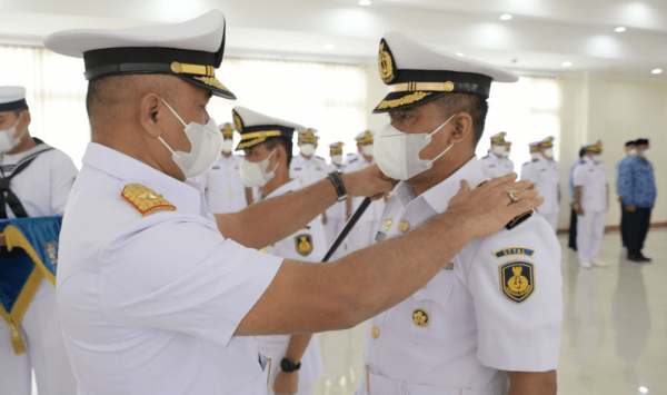 Apresiasi TNI AL, Wadan STTAL Menyerahkan Piagam Penghargaan Kepada Personel STTAL yang Purna Tugas
