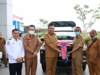 Bupati Melawi Serahkan Bantuan Mobil Angkut Operasional BUMDes