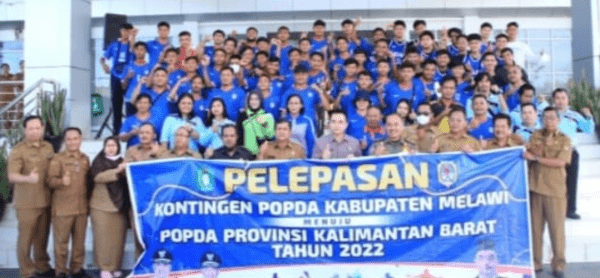 Drs Paulus Sekretaris Daerah Mewakili Bupati dan Wabup Melawi, Lepas Kontingen POPDA Kabupaten Melawi