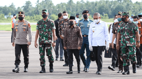 TNI-Polri Amankan Jalur Kunjungan Kerja Wakil Presiden Republik Indonesia Beserta Rombongan di Kalbar