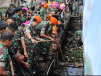 Jelang HUT ke-77, Prajurit TNI di Pontianak Laksanakan Karya Bakti Bersihkan Sungai