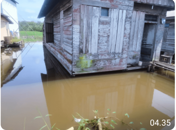 Kembali Kubu Raya di Guyur Hujan, Bhabinkamtibmas Lakukan Pengecekan Debet Air di Perumahan Warga
