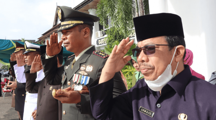 Komandan Kodim 1201/Mph Letkol Inf. Daru Cahyo Alam hadiri Upacara hari Pahlawan yang dilaksanakan di Halaman Kantor Bupati Mempawah