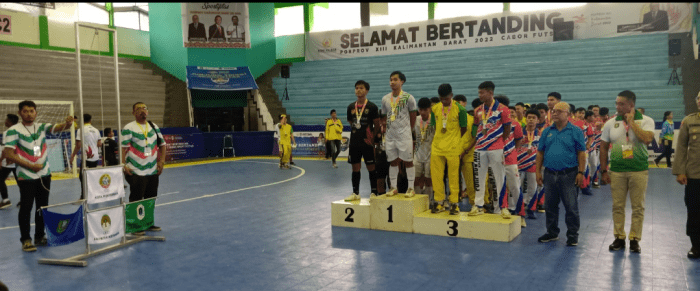 Personil Ditsamapta Polda Kalbar Melaksanakan Pengamanan Kejuaraan Futsal di POR Prov Kalbar