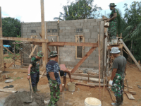 Wujudkan ‘Program Babinsa Masuk Dapur’ yang Dicanangkan Kasad TNI, Babinsa Koramil 1201-05 Toho Renovasi RTLH