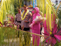 Anggota Polres Melawi Sambut Kedatangan Kapolres Baru AKBP Muhammad Syafii Beserta Istri