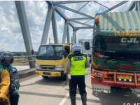 Akibat Kontainer Mogok Di Atas Jembatan Kapuas Dua, Jalan Menjadi Macet