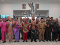 Kunjungan Kerja ke Wilayah Kodam XII/Tpr, Panglima TNI Terima Penganugerahan Gelar Adat Dayak
