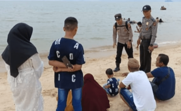 Petugas Pengamanan Pantai Pasir panjang, Berikan Rasa Aman Dan Nyaman Bagi Pengunjung Objek Wisata Di Pantai Pasir Panjang