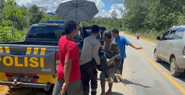 Polisi Berikan Pertolongan Pertama pada Korban Kecelakaan Tunggal di Jl. Trans Kalimantan KM 60 Ambawang