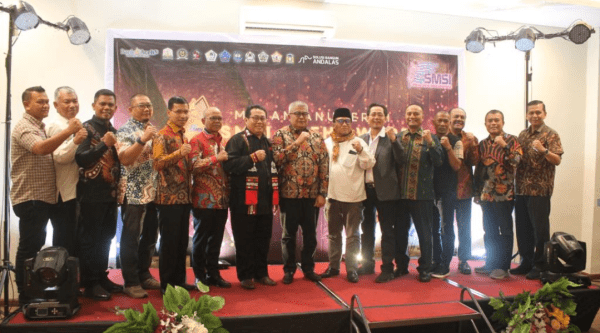 Para tokoh penerima SMSI Aceh Award 2023 foto bareng Ketum SMSI Pusat Firdaus dan Ketua SMSI Aceh, Aldin NL/Waspada