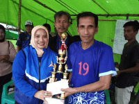 Ermin Elviani, SH Ketua DPD Partai Demokrat Kalbar, Serahkan Paket Kaos Untuk 26 Tim Sepak Bola di Kecamatan Segedong Dalam Rangka HUT RI ke 78 Tahun 2023