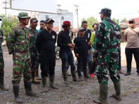 Gotong Royong, Babinsa Koramil 1201-02/Sp Karya Bhakti Bersihkan Drainase di Pasar Pinyuh