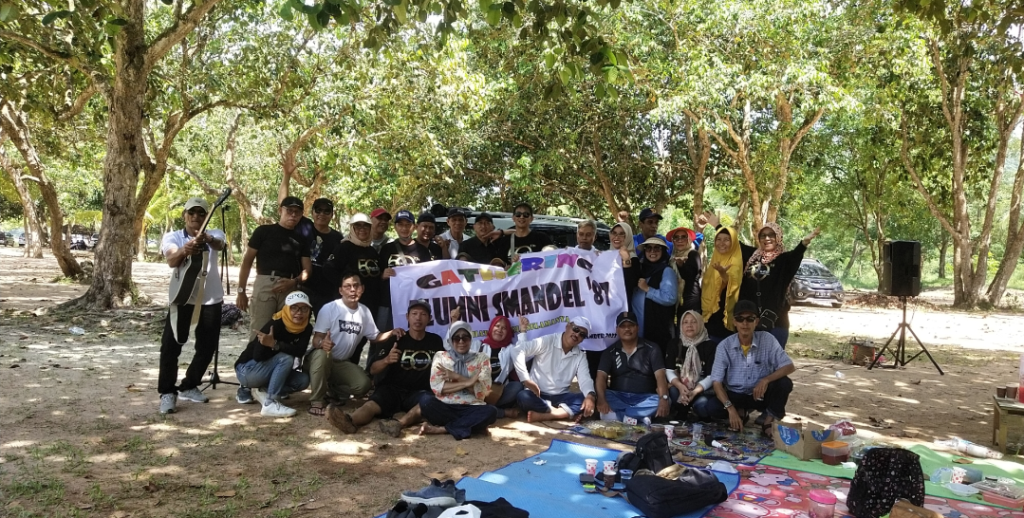 Angkatan ‘ 87 SMAN 8 Wisata di Taman Impian Pasir Panjang Singkawang di Lokasi Pak Lotay
