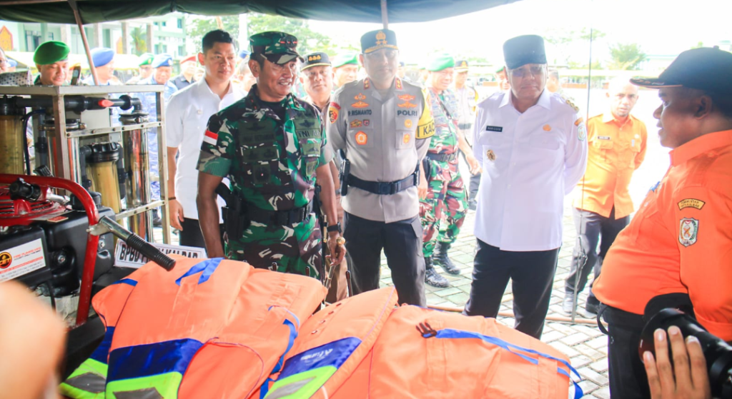 Pangdam XII/Tpr Bersama Gubernur dan Kapolda Pimpin Gelar Pasukan Kesiapsiagaan Penanggulangan Bencana Banjir
