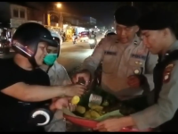 Berbagi Kebaikan di Malam Tahun Baru, Polres Sekadau Bagikan Makanan kepada Warga