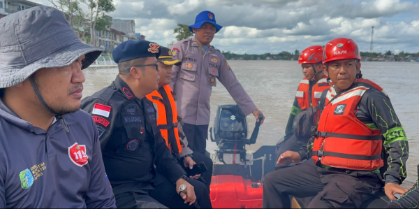 Tim SAR Satbrimob Polda Kalbar Melaksanakan Patroli Bantu Masyarakat Terdampak Banjir
