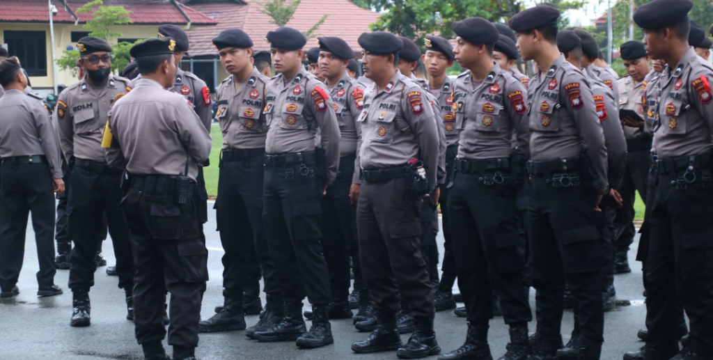 Satgas OMB Kapuas Polda Kalbar bersama panitia dan masyarakat laksanakan Pengamanan Nobar Debat Cawapres di Kota Pontianak dan Kubu Raya