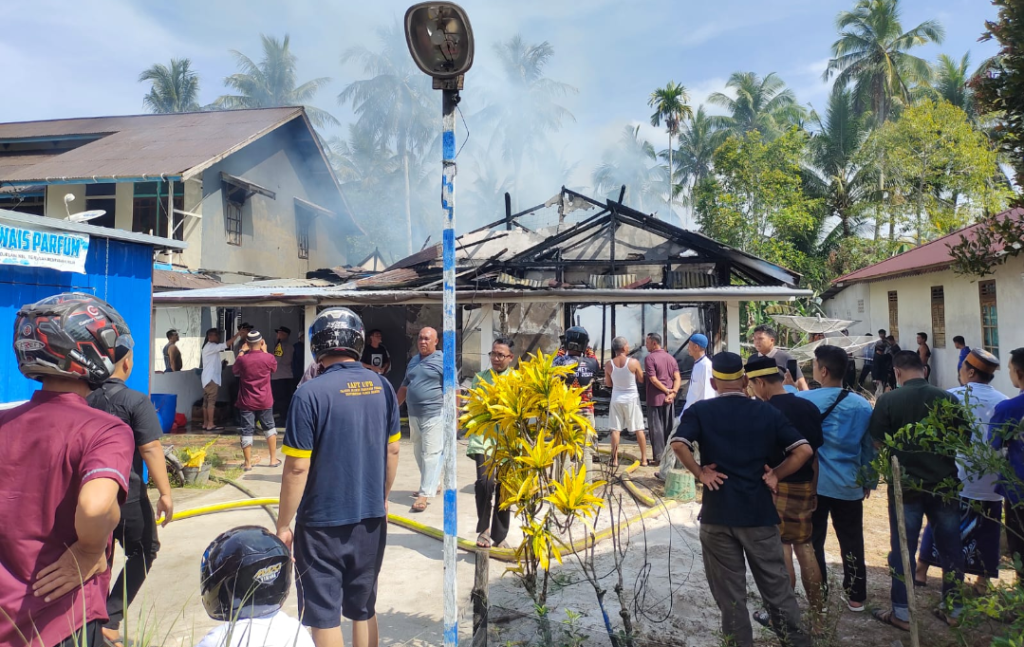 Tragedi Kebakaran di Hari Raya Idul Fitri, Rumah Pak Mul di Mempawah Hangus Terbakar