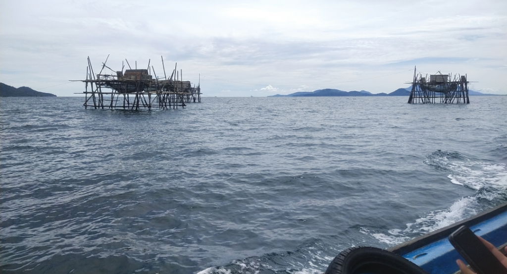 Cahaya di Laut, Menarik Ikan Teri: Tradisi Menangkap dengan Bagan di Pulau Lemukutan