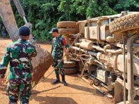 Satgas Pamtas RI-Malaysia Yonkav 12/BC Bantu Evakuasi Dump Truck yang Selip dan Tergelincir