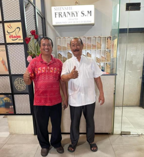 Prof. Franky S.M dan Pasien yang sembuh berkat berobat di Praktik Shinshe Prof. Franky S.M.