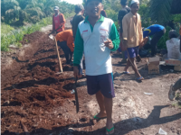 Gotong Royong Perbaiki Jalan Rusak, Warga Dusun Suka Maju Desa Sukulanting Galang Swadaya