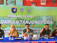 Pangdam XII/Tpr Letakkan Batu Pertama Pembangunan Koramil Singkawang Utara dan Beri Makan Bergizi Gratis Para Pelajar