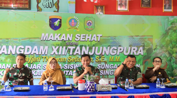 Pangdam XII/Tpr Letakkan Batu Pertama Pembangunan Koramil Singkawang Utara dan Beri Makan Bergizi Gratis Para Pelajar