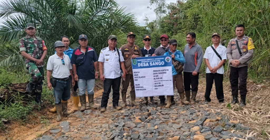 Babinsa Kodim 1209–02/Sgu Ledo Hadiri Gotong Royong Pembangunan Jalan Desa di Bengkayang