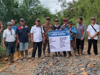 Babinsa Kodim 1209–02/Sgu Ledo Hadiri Gotong Royong Pembangunan Jalan Desa di Bengkayang