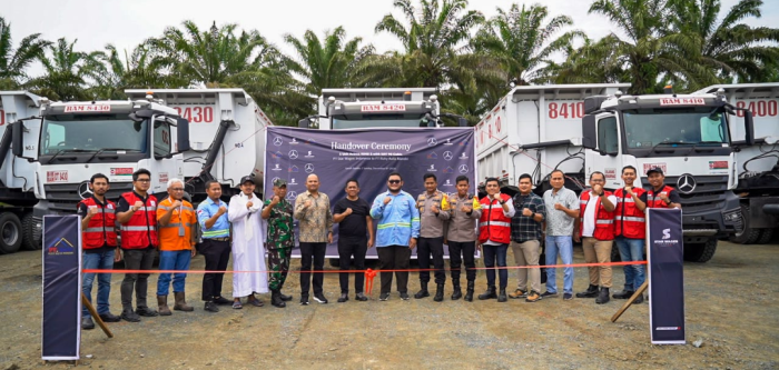 Foto Bersama Handover Ceremony 5 unit Mercedes-Benz Trucks Actros 4048 S dengan SDT 90 kubik PT Stra Wagen Indonesia kepada PT Rizky Aulia Mandiri.jpg