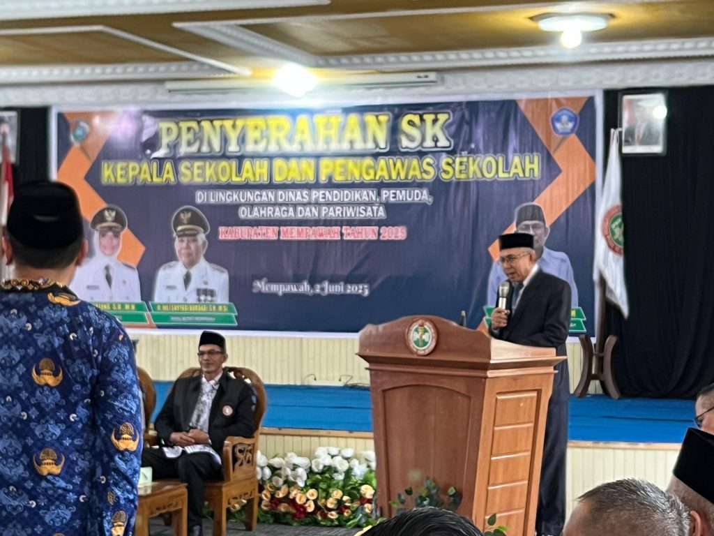 90 Kepala Sekolah dan Pengawas di Mempawah Terima SK Penugasan Baru dari Kadisdik